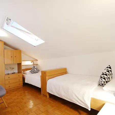 Apartament Stomorica *