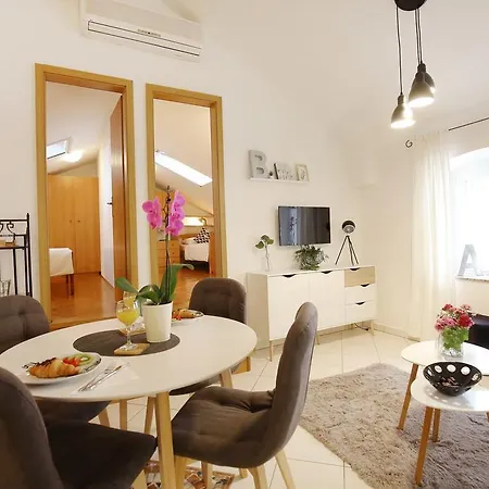 Stomorica Apartment *